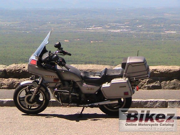 1983 Honda GL 500 Silver Wing (reduced effect)