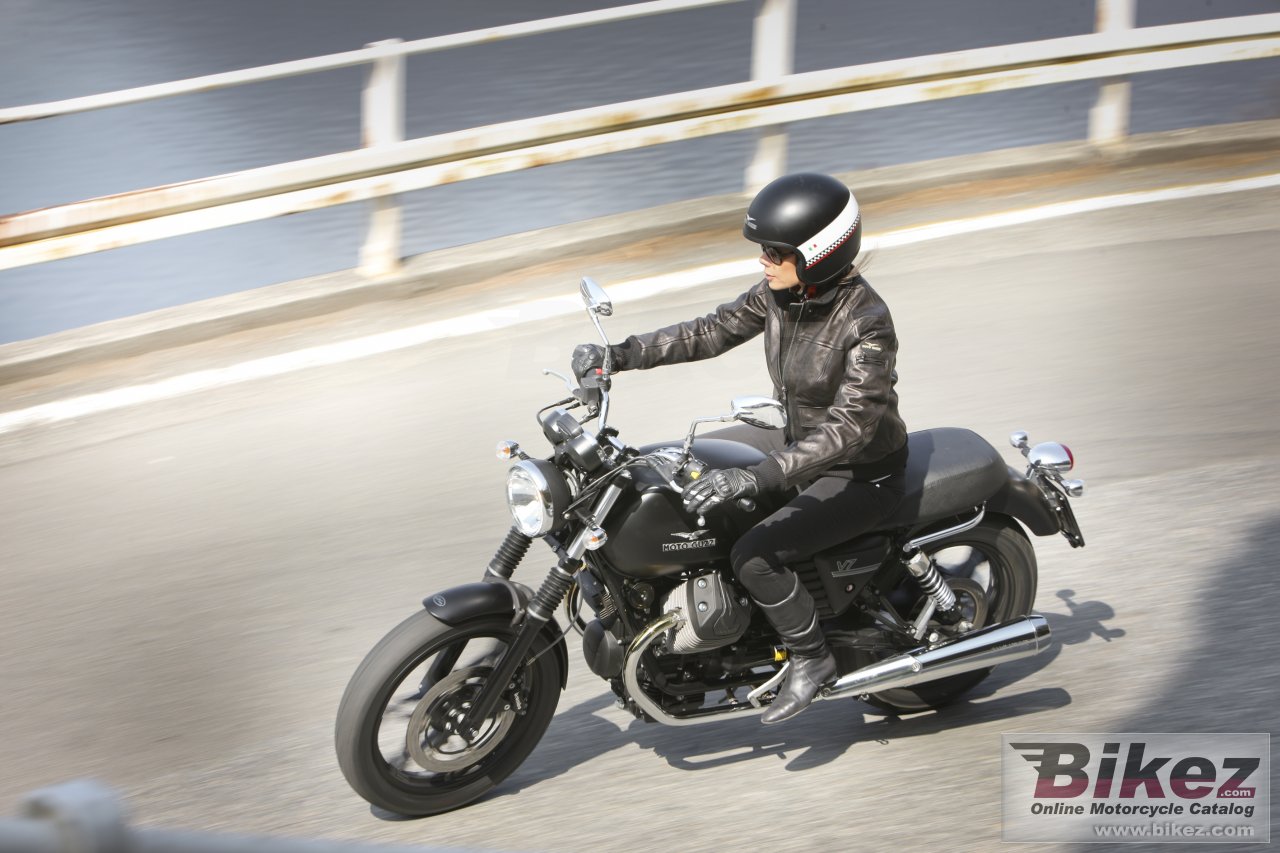 Moto Guzzi V7 Stone