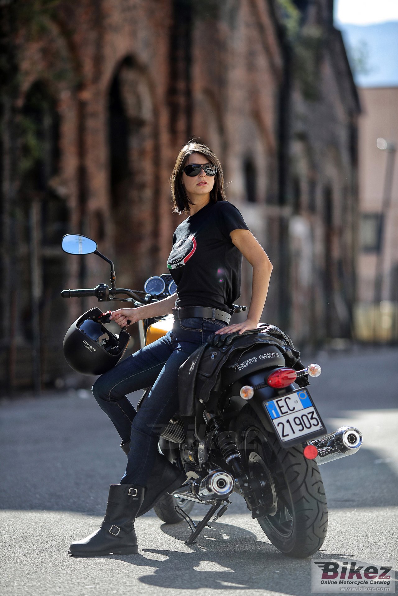 Moto Guzzi V7 II Stone