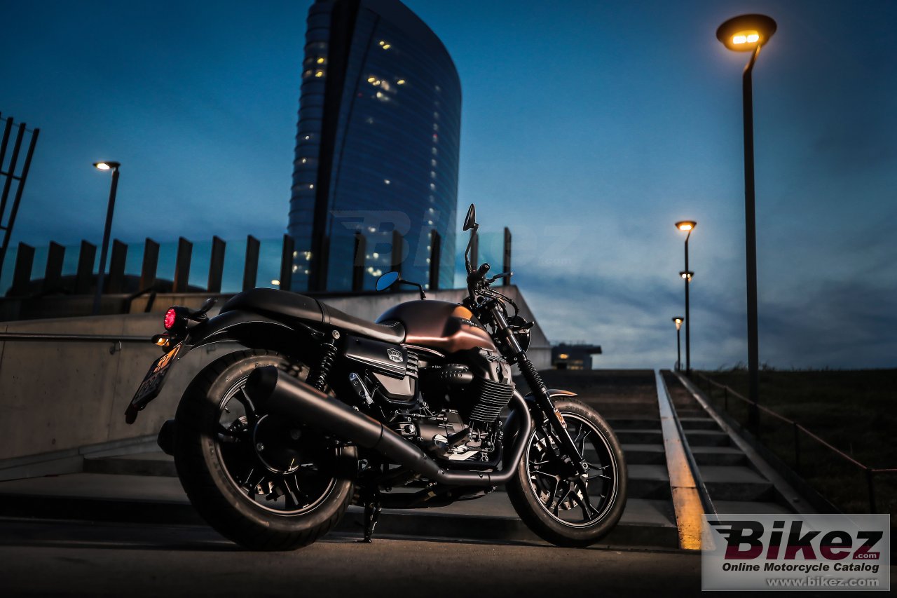 Moto Guzzi V7 III Stone Night Pack