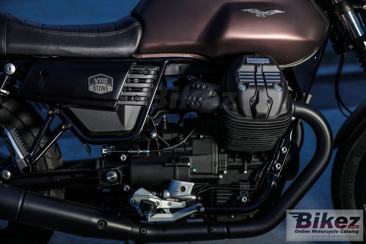 Moto Guzzi V7 III Stone Night Pack