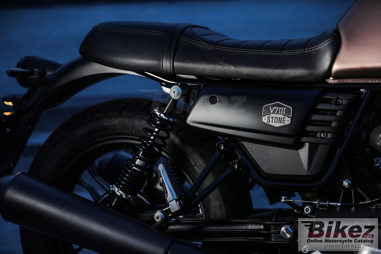 Moto Guzzi V7 III Stone Night Pack